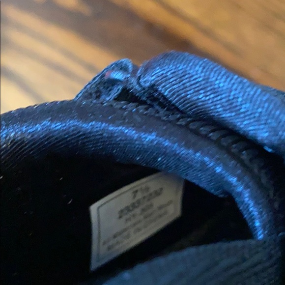 DKNY Sneaker - Picture 9 of 10